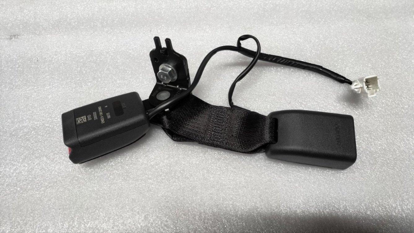 Right Rear Seat Belt Buckle Assembly M00000