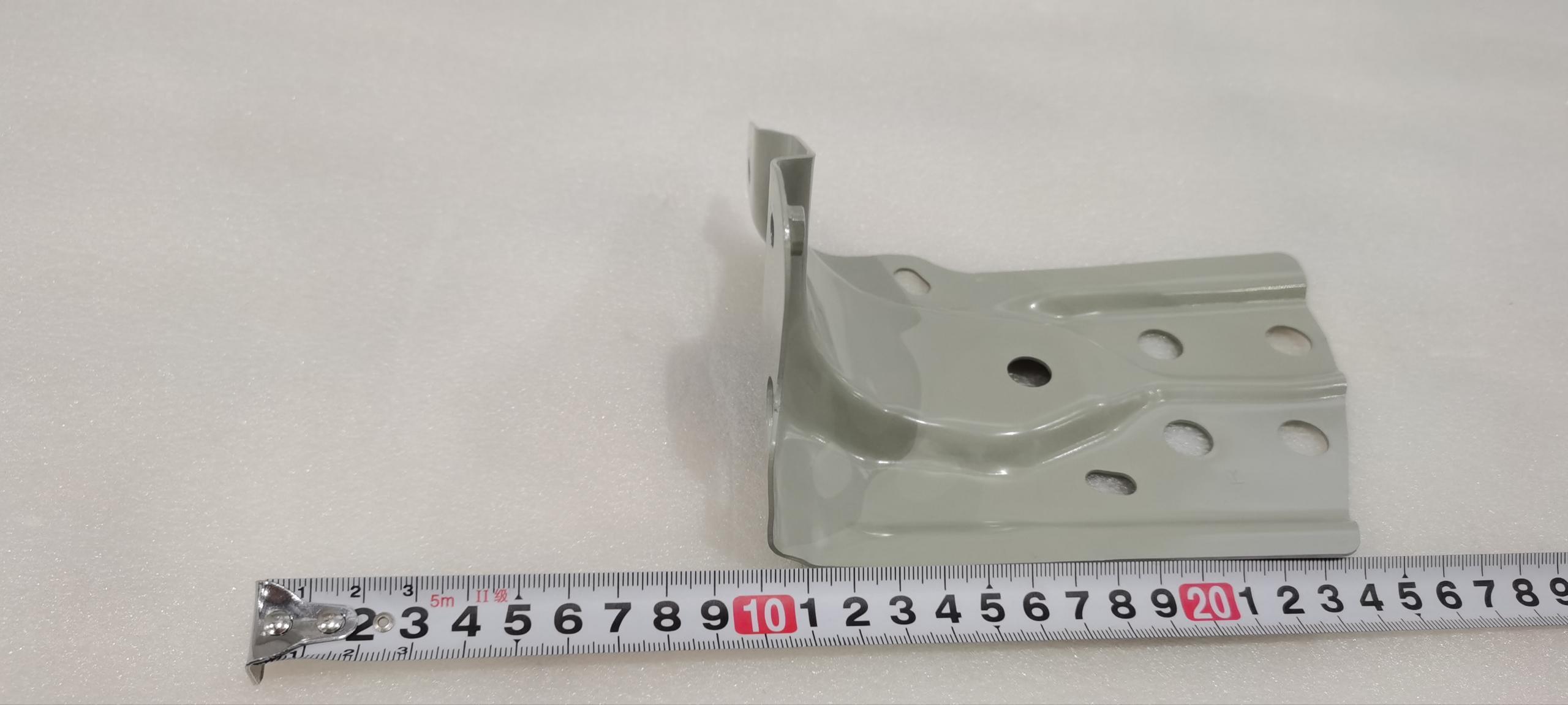 Right Fender Front Mounting Bracket